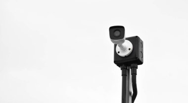 Evin dışındaki metal direğe monte edilmiş mini IP kameralar, doğal bokeh arka plan, teknolojiyi hayat kurtarmak için kullanma kavramı, emlak ve emlak. Yumuşak ve seçici odak.