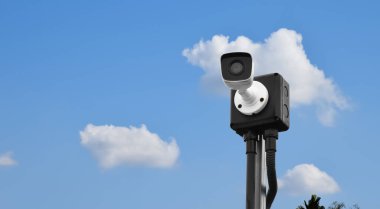 Evin dışındaki metal direğe monte edilmiş mini IP kameralar, doğal bokeh arka plan, teknolojiyi hayat kurtarmak için kullanma kavramı, emlak ve emlak. Yumuşak ve seçici odak.
