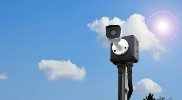 Mini Cámara Cctv Instalada Poste Metal Fuera Casa Fondo Bokeh — Foto de Stock