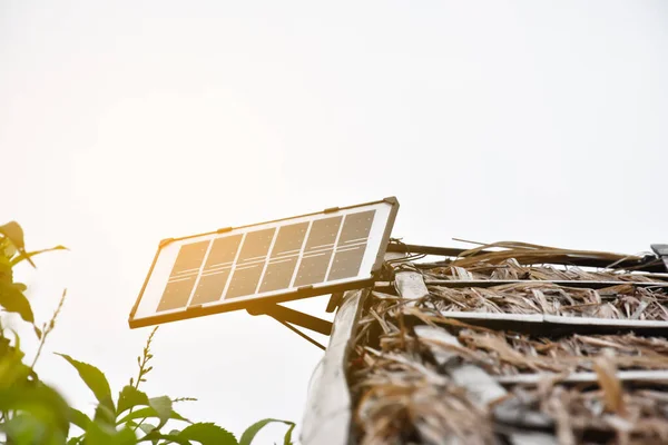 Mini Panel Słoneczny Przechowywania Wykorzystywania Energii Słonecznej Wokół Parku Publicznego — Zdjęcie stockowe