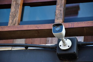 Evin güvenlik kameraları ya da güvenlik kameraları ev sahibinin yumuşak ve seçici odak noktasını izleyerek evin duvarına yerleştirilmiş..