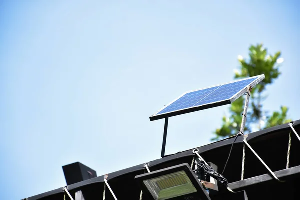 Sistemas Painéis Fotovoltaicos Holofotes Pólo Metal Preto Parque Público Foco — Fotografia de Stock