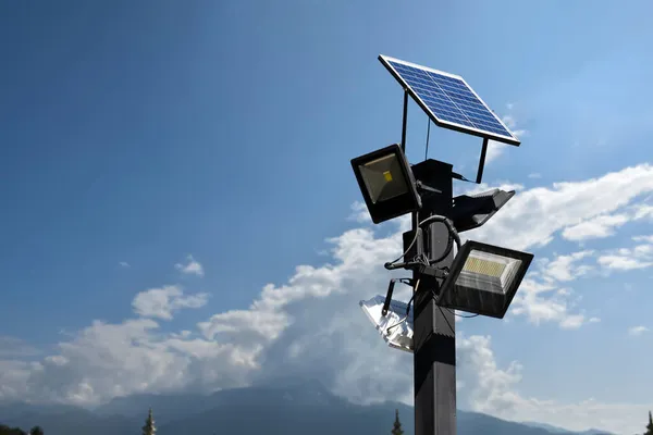 Systemy Paneli Fotowoltaicznych Reflektory Czarnym Słupie Metalowym Parku Publicznym Miękkie — Zdjęcie stockowe