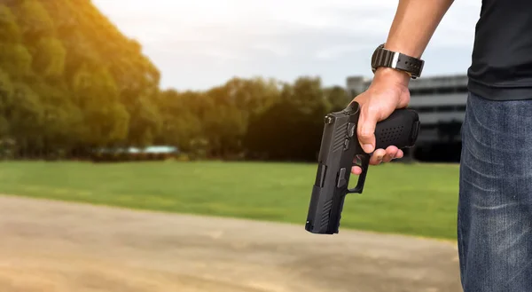 Pistolet Automatyczny Trzymając Prawej Ręce Strzelca Koncepcja Bezpieczeństwa Rabunek Gangster — Zdjęcie stockowe