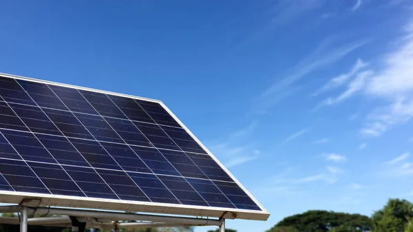 Mini Painel Fotovoltaico Instalado Pólo Metal Azul Embaçado Paisagem Fundo — Fotografia de Stock