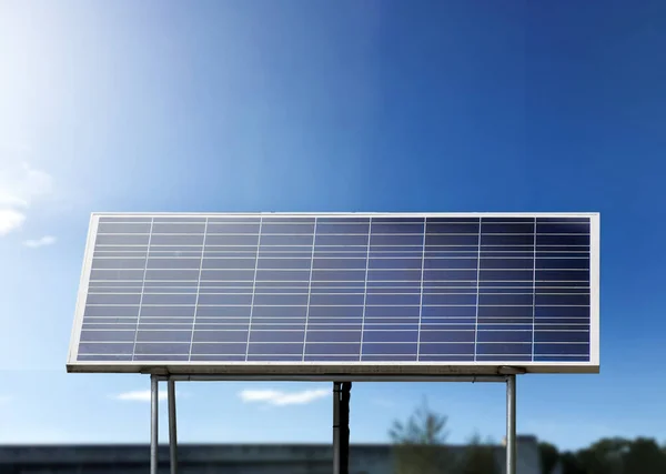 Metal Direğe Monte Edilmiş Mini Fotovoltaik Panel Bulanık Bluesky Peyzaj — Stok fotoğraf