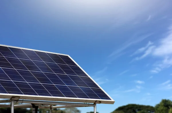 Mini Painel Fotovoltaico Instalado Pólo Metal Azul Embaçado Paisagem Fundo — Fotografia de Stock