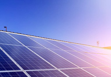 Fotovoltaik panel, depolamak için yeni teknoloji ve insan yaşamı, sürdürülebilir enerji ve çevre dostu kavramı ile doğadan gelen gücü kullanmak.