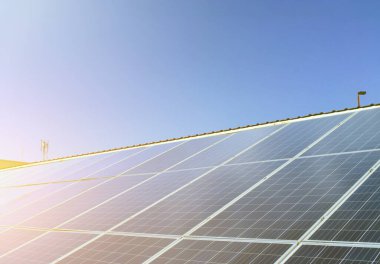 Fotovoltaik panel, depolamak için yeni teknoloji ve insan yaşamı, sürdürülebilir enerji ve çevre dostu kavramı ile doğadan gelen gücü kullanmak.