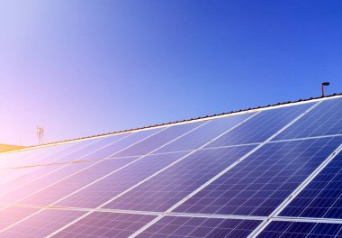 Fotovoltaik panel, depolamak için yeni teknoloji ve insan yaşamı, sürdürülebilir enerji ve çevre dostu kavramı ile doğadan gelen gücü kullanmak.