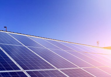 Fotovoltaik panel, depolamak için yeni teknoloji ve insan yaşamı, sürdürülebilir enerji ve çevre dostu kavramı ile doğadan gelen gücü kullanmak.