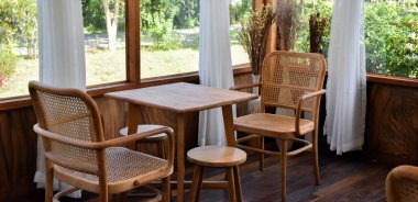 Tahta sandalyeler ve tuvaletteki tahta masa..