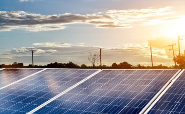 Fotovoltaik panel, depolamak için yeni teknoloji ve insan yaşamı, sürdürülebilir enerji ve çevre dostu kavramı ile doğadan gelen gücü kullanmak.