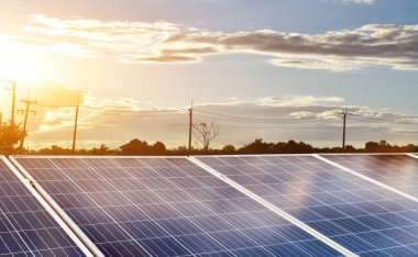 Fotovoltaik panel, depolamak için yeni teknoloji ve insan yaşamı, sürdürülebilir enerji ve çevre dostu kavramı ile doğadan gelen gücü kullanmak.