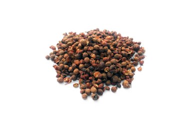 Beyaz arka planda sichuan biberi, Çin yemeği malzemeleri konsepti. Sichuan biberi üzerine yumuşak ve seçici bir odaklanma.