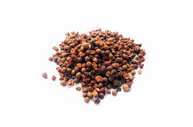 Beyaz arka planda sichuan biberi, Çin yemeği malzemeleri konsepti. Sichuan biberi üzerine yumuşak ve seçici bir odaklanma.