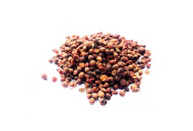 Beyaz arka planda sichuan biberi, Çin yemeği malzemeleri konsepti. Sichuan biberi üzerine yumuşak ve seçici bir odaklanma.