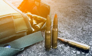 Beton zeminde, geçmişi bulanık eski tüfek mermileri. Yumuşak ve seçici odaklanma. Klasik mermi koleksiyonu kavramı.