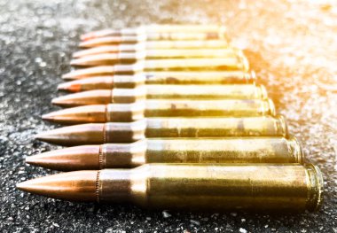 Beton zeminde, geçmişi bulanık eski tüfek mermileri. Yumuşak ve seçici odaklanma. Klasik mermi koleksiyonu kavramı.