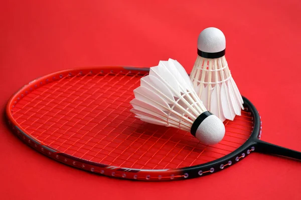 Grädde Vit Badminton Skyttel Och Racket Rött Golv Inomhus Badminton — Stockfoto