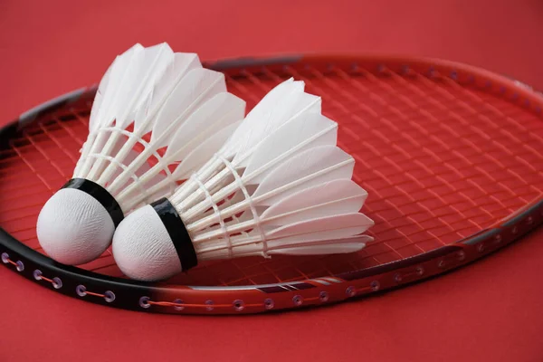 Crème Witte Badminton Shuttlecock Racket Rode Vloer Indoor Badminton Rechtbank — Stockfoto