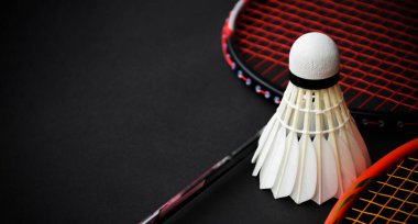 Beyaz badminton topu ve raketi kapalı badminton kortunda, kopyalama alanı, mekik horozlarına yumuşak ve seçici odaklanma.