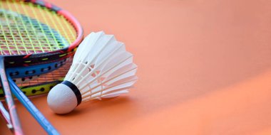 Badminton raketleri ve badminton servis aleti, dayanıklılık ve kapalı alanda spor yapma aşkı kavramı..