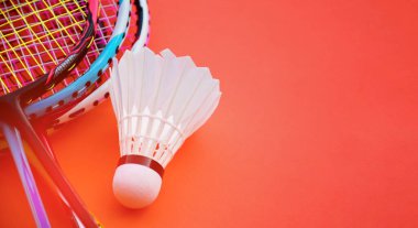 Badminton raketleri ve badminton servis aleti, dayanıklılık ve kapalı alanda spor yapma aşkı kavramı..