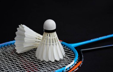 Badminton raketleri ve badminton servis aleti, dayanıklılık ve kapalı alanda spor yapma aşkı kavramı..
