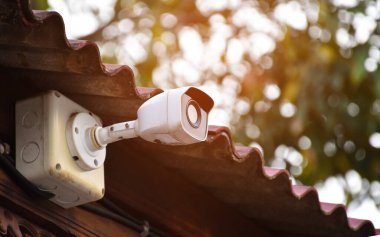 Evin sahibi dışarıda kaldığında evin dışındaki duvara güvenlik kameraları yerleştirilmiş. Kapalı devre kameralara odaklanmışlar..