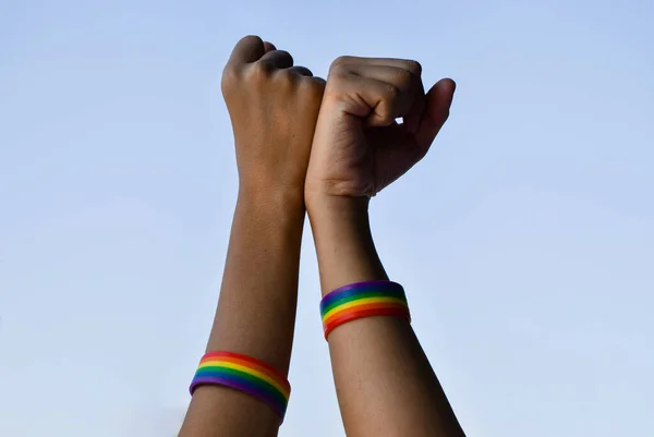 Rainbow Gummiarmband Handleder Asiatiska Pojkpar Med Suddig Bakgrund Koncept För — Stockfoto