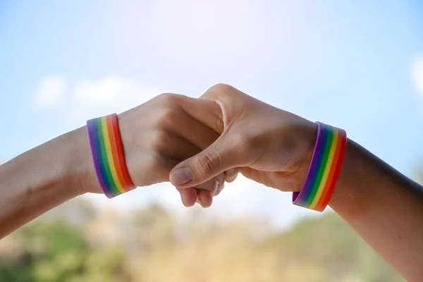 Bracelet Caoutchouc Arc Ciel Dans Les Poignets Couple Garçon Asiatique — Photo