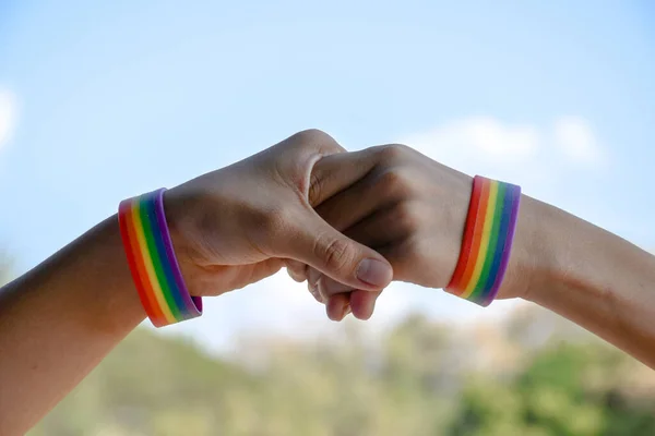 Bracelet Caoutchouc Arc Ciel Dans Les Poignets Couple Garçon Asiatique — Photo