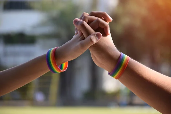 Regenbogen Gummiarmbänder Den Handgelenken Eines Asiatischen Jungen Paares Mit Verschwommenem — Stockfoto