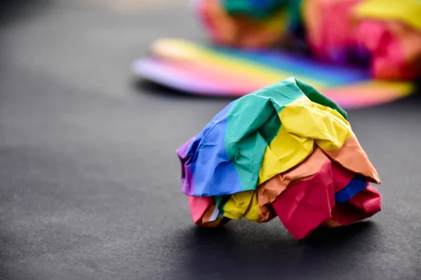 Papieren Ballen Gemaakt Van Gerimpeld Regenboog Gekleurd Papier Concept Voor — Stockfoto