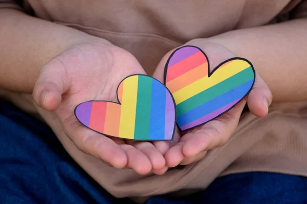 由彩虹彩纸制成的两颗心牵着男女同性恋 双性恋和变性者的手 这是在全世界骄傲月庆祝Lgbtq 社区的理念 — 图库照片
