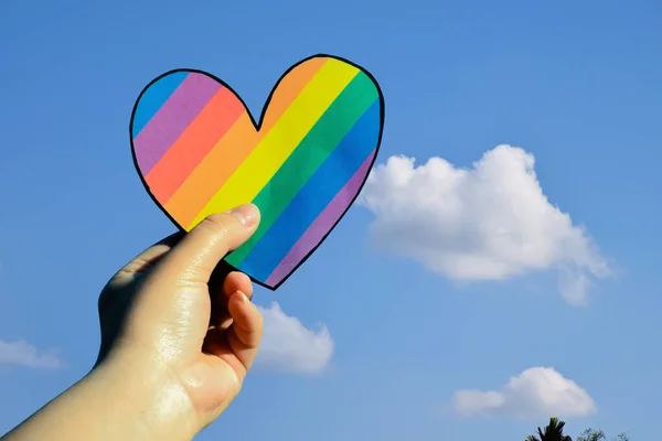 由彩虹彩纸制成的两颗心牵着男女同性恋 双性恋和变性者的手 这是在全世界骄傲月庆祝Lgbtq 社区的理念 — 图库照片