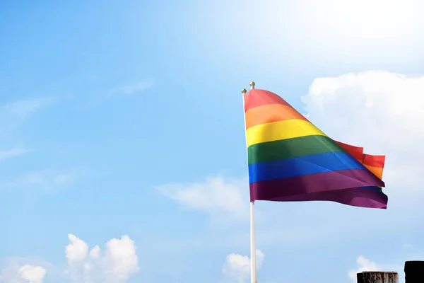 Bendera Pelangi Simbol Untuk Komunitas Lgbt Melambaikan Tangan Dalam Angin — Stok Foto