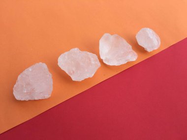 Turuncu ve sarı arka planda alüminyum küpleri, bitki, vücut bakımı, cilt bakımı, su temizleme ve koltuk altı kokusunu koruma kavramı.