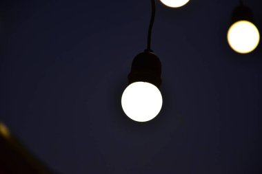 Ampullerden ve ampullerden gelen gece lambası Bokeh, yumuşak ve bulanık görüntü arkaplanı.