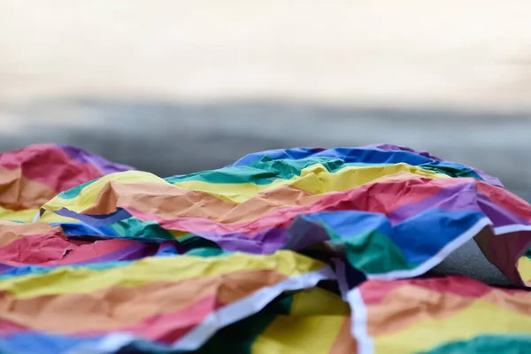 Close Zicht Een Gerimpeld Vel Regenboogpapier Dat Aan Kant Van — Stockfoto