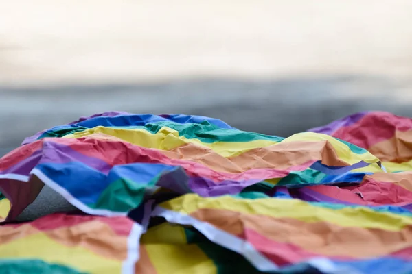 Close Zicht Een Gerimpeld Vel Regenboogpapier Dat Aan Kant Van — Stockfoto