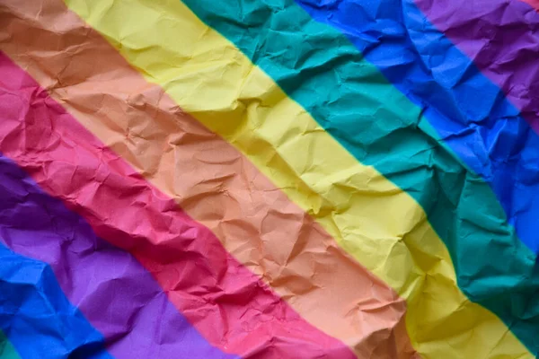 Patroon Van Een Gerimpeld Vel Regenboogpapier Dat Aan Kant Van — Stockfoto