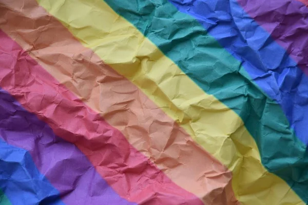 一张皱巴巴的彩虹纸片被扔在路边 这是一张闭塞的照片 骄傲月的Lgbt庆祝的概念 软性和选择性的焦点 — 图库照片