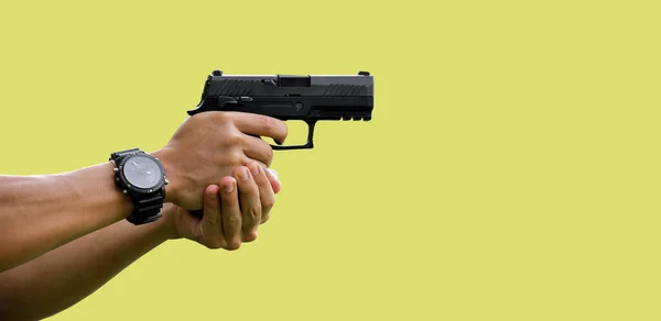 Pistol Otomatis 9Mm Terisolasi Memegang Tangan Penembak Konsep Untuk Perampokan — Stok Foto