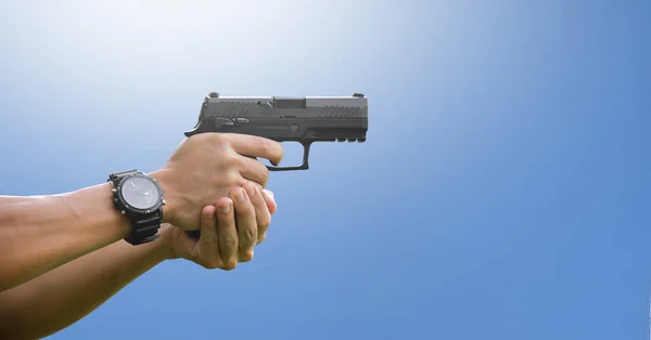 Pistola Automatica Nera Isolata Mano Tiratore Concetto Rapina Mafie Gangster — Foto Stock