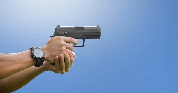 Pistola Automática Negra Aislada Las Manos Del Tirador Concepto Robo — Foto de Stock