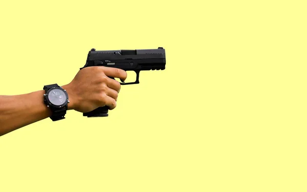 Απομονωμένο 9Mm Μαύρο Αυτόματο Πιστόλι Που Κρατά Στα Χέρια Του — Φωτογραφία Αρχείου