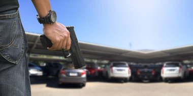 9 mm 'lik otomatik tabanca tetikçinin sağ elinde, güvenlik konsepti, soygun, gangster, dünya çapında koruma. seçici odak tabanca.