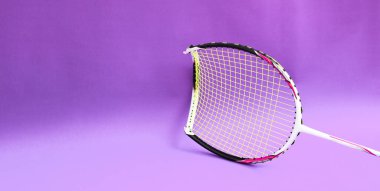 Badminton sporunun kırık çerçeve raketi, yumuşak ve seçici odaklanma. Dünyanın dört bir yanındaki badminton sporcuları için.
